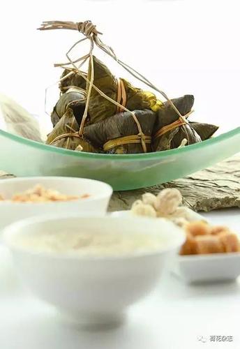 Tổ công tác của Phòng Cảnh sát giao thông Công an tỉnh hỗ trợ, giúp đỡ kịp thời hành khách bị đột quỵ trên xe khách