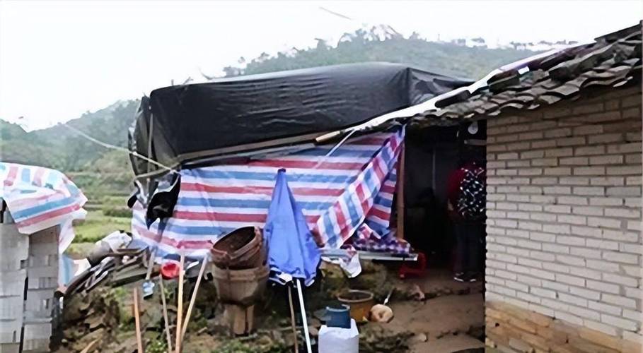 Công an xã Bình An tuyên truyền việc chấp hành quy định về trật tự an toàn giao thông liên quan đến phơi thóc, rơm, rạ trên đường giao thông.
