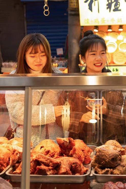 Đoàn viên thanh niên Công an huyện Hoa Lư tổng vệ sinh môi trường khu vực Tam Cốc – Bích Động