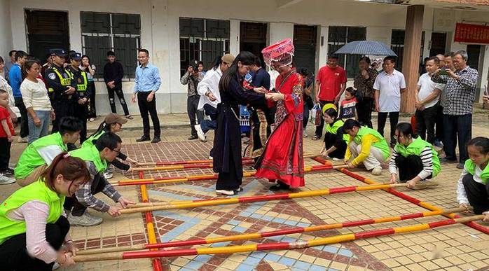 Chuyện Bác Hồ lau nhà giúp cô phục vụ - Một hành động nhỏ nhưng tỏa sáng cả một nhân cách lớn