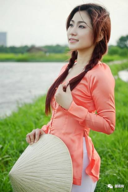 Các đồng chí lãnh đạo xã thăm, chúc mừng các cơ sở Tôn giáo nhân dịp Lễ Giáng sinh năm 2025