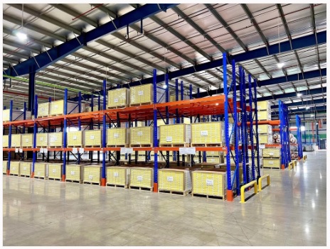 Kệ chứa hàng trong ngành sản xuất sàn nhựa