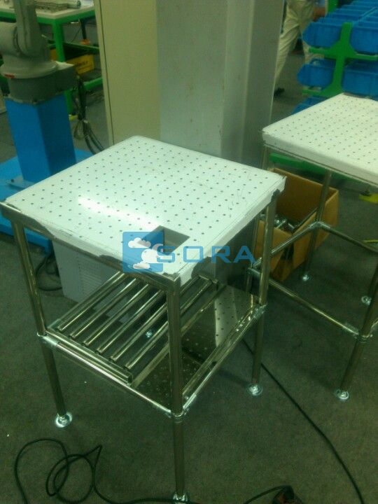 Bàn thao tác đột lỗ bằng inox