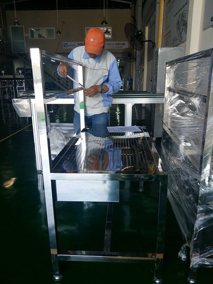 Bàn thao tác đột lỗ bằng inox