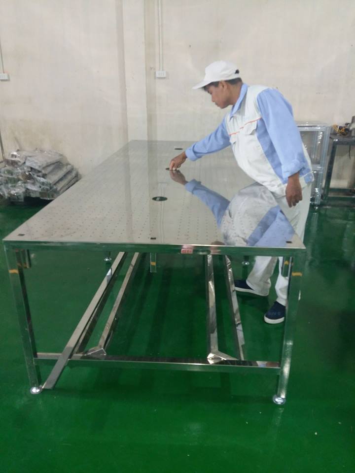 Bàn thao tác đột lỗ bằng inox
