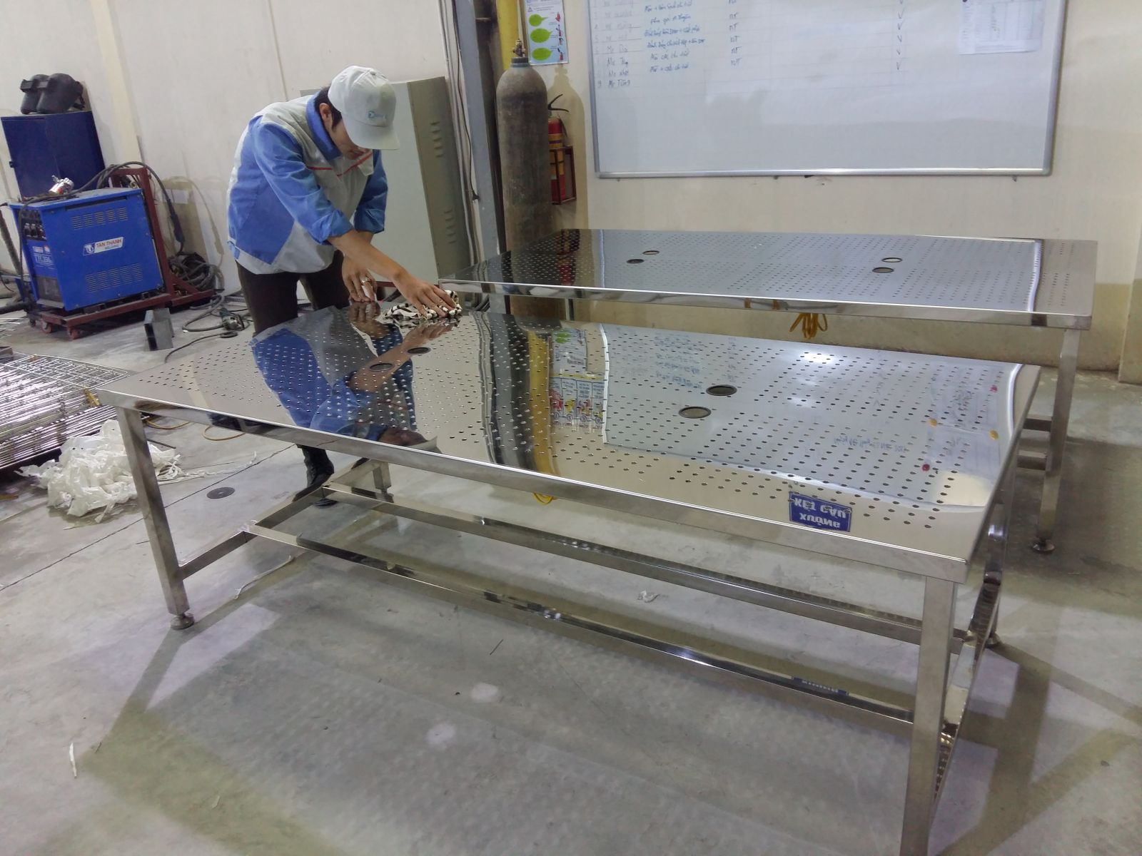 Bàn thao tác đột lỗ bằng inox