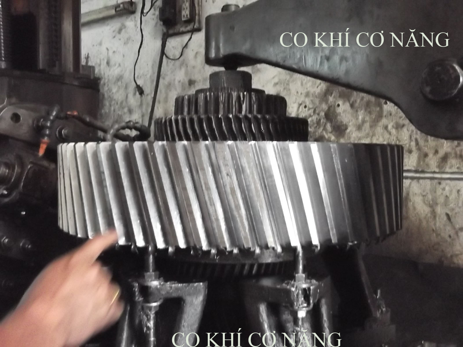 Cơ khí chế tạo các chi tiết máy, trục con lăn, đường ray...