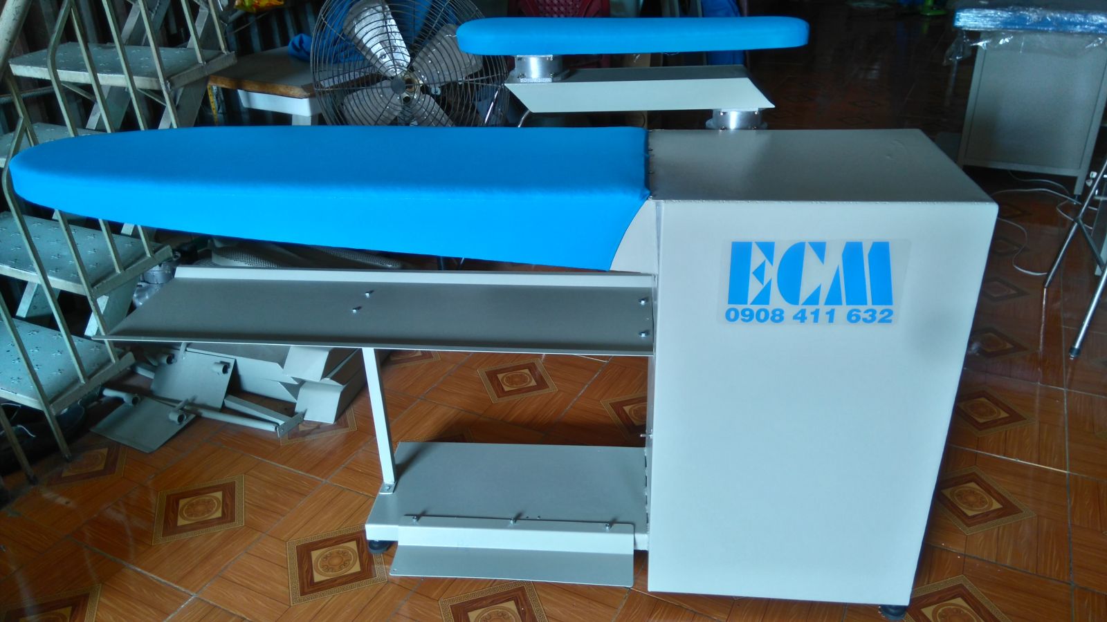 Tay gối ủi ống quần và sườn quần