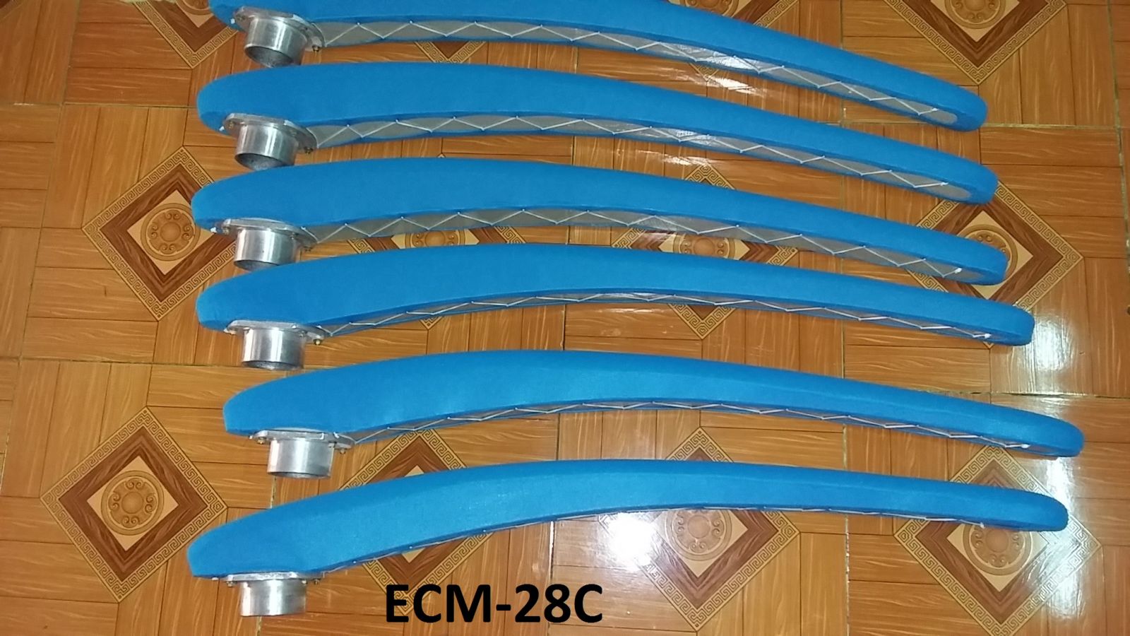 Tay gối ủi ống quần và sườn quần