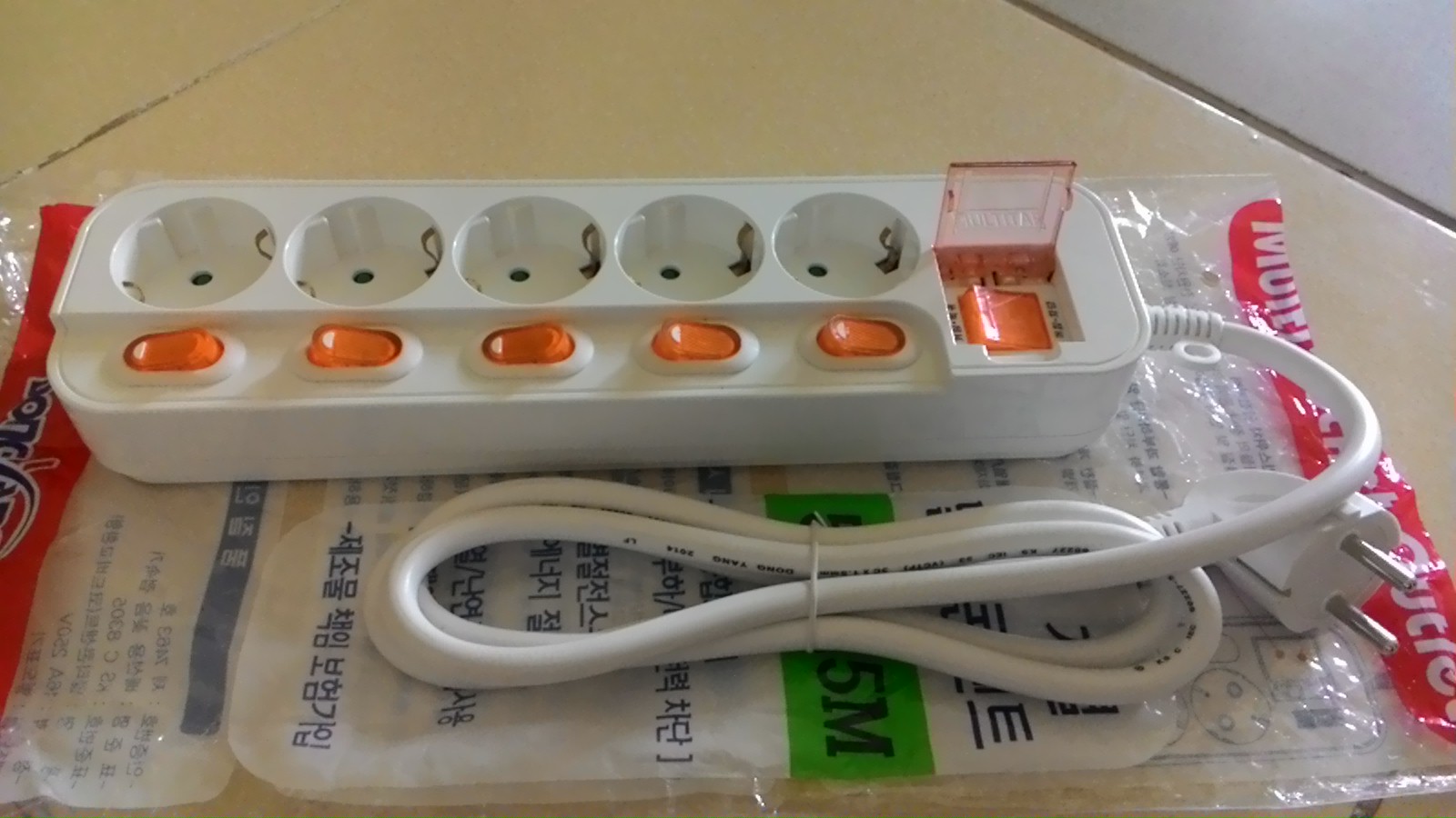 Ổ cắm 5 lỗ công tắc riền từng lỗ