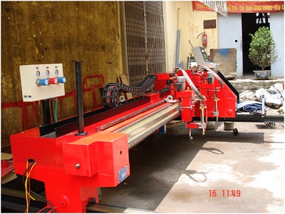 Máy cắt kim loại tấm CNC