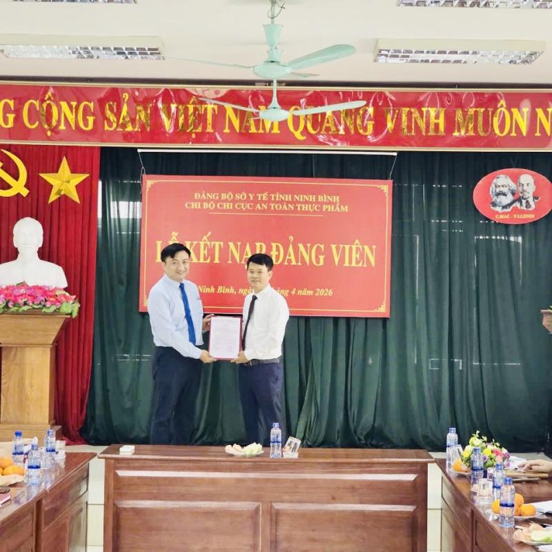 Chi bộ Chi cục An toàn thực phẩm tổ chức Lễ kết nạp đảng viên mới