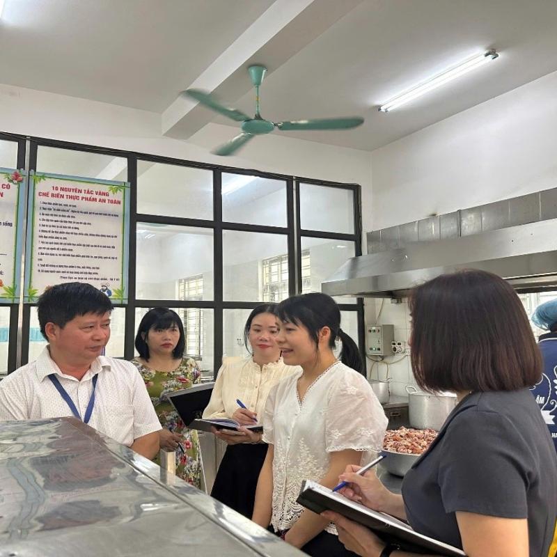 NINH BÌNH. TĂNG CƯỜNG BẢO ĐẢM AN TOÀN THỰC PHẨM TẠI BẾP ĂN TẬP THỂ VÀ CƠ SỞ THỨC ĂN ĐƯỜNG PHỐ