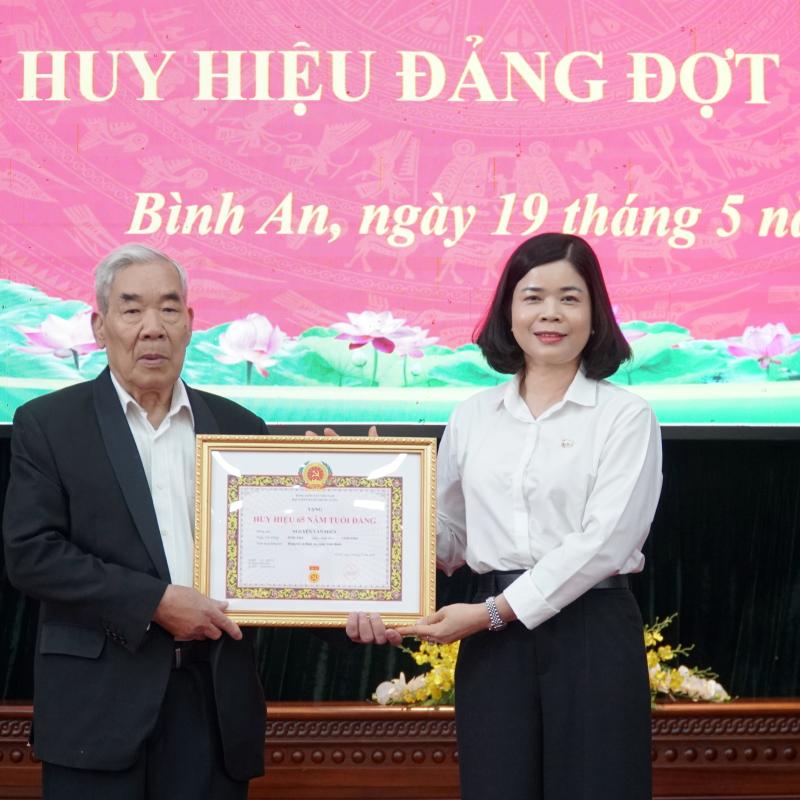 Đảng ủy xã Bình An tổ chức Lễ trao tặng Huy hiệu Đảng đợt 19/5/2026 cho Đảng viên