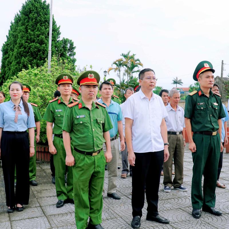 Xã Bình An tổ chức dâng hương, viếng nghĩa trang liệt sĩ trên địa bàn nhân dịp kỷ niệm 51 năm Ngày Giải phóng miền Nam, thống nhất đất nước.