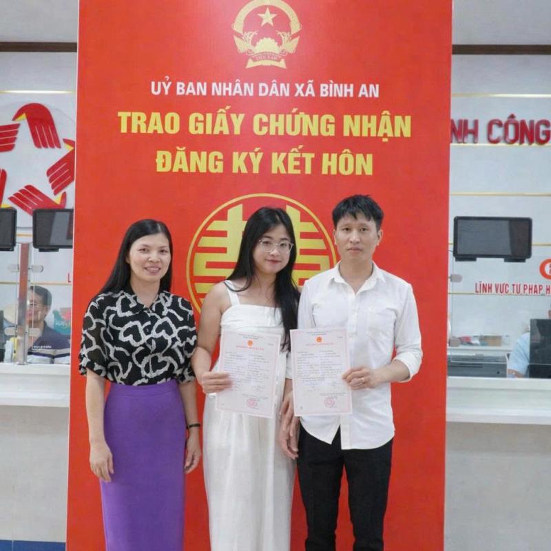 UBND xã Bình An trao giấy chứng nhận đăng ký kết hôn cho công dân