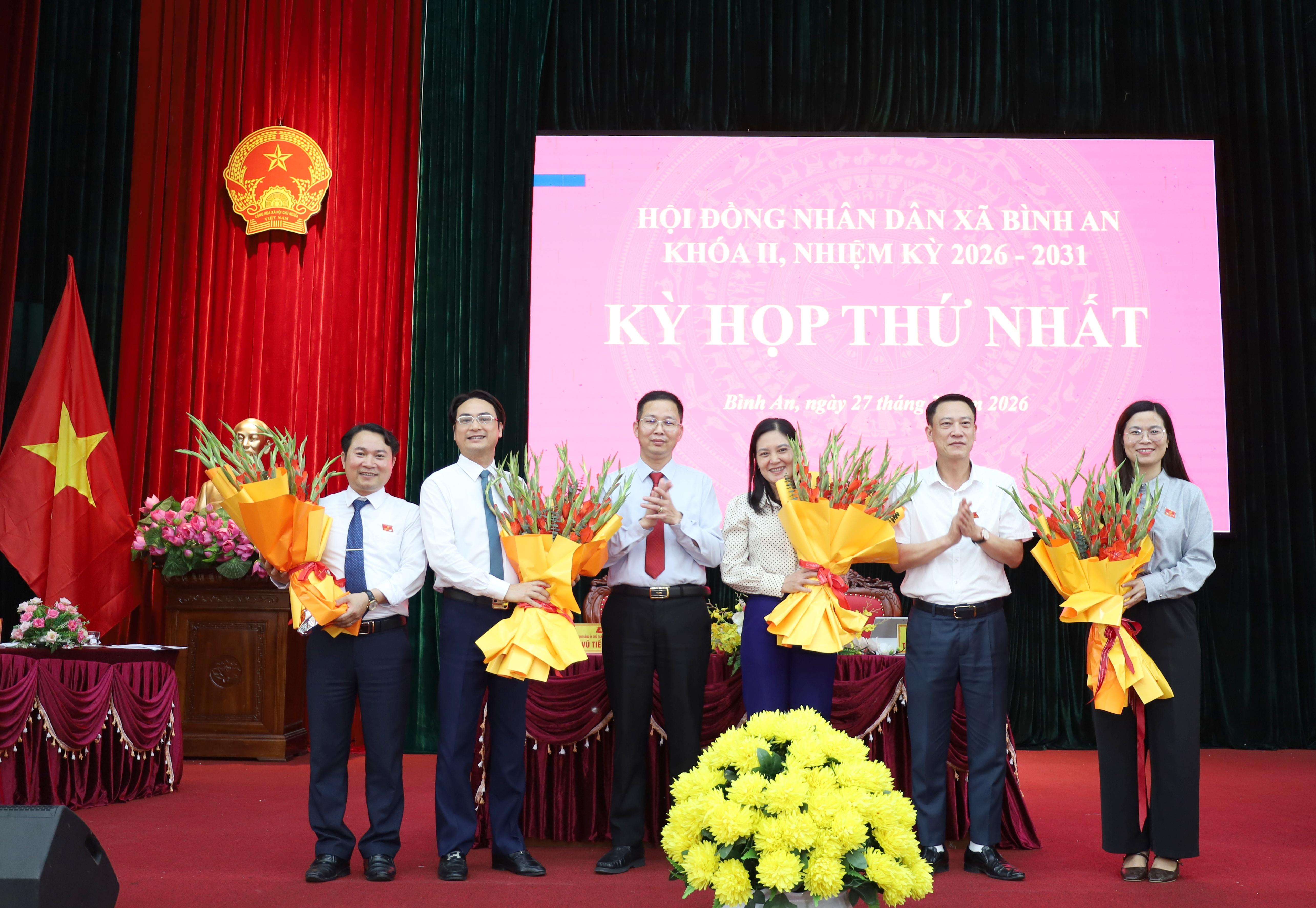 lanh-dao-xa-binh-an-tang-hoa-chuc-mung-thuong-truc-hdnd-xa-binh-an-nhiem-ky-2026-2031-1774862403-338.jpg