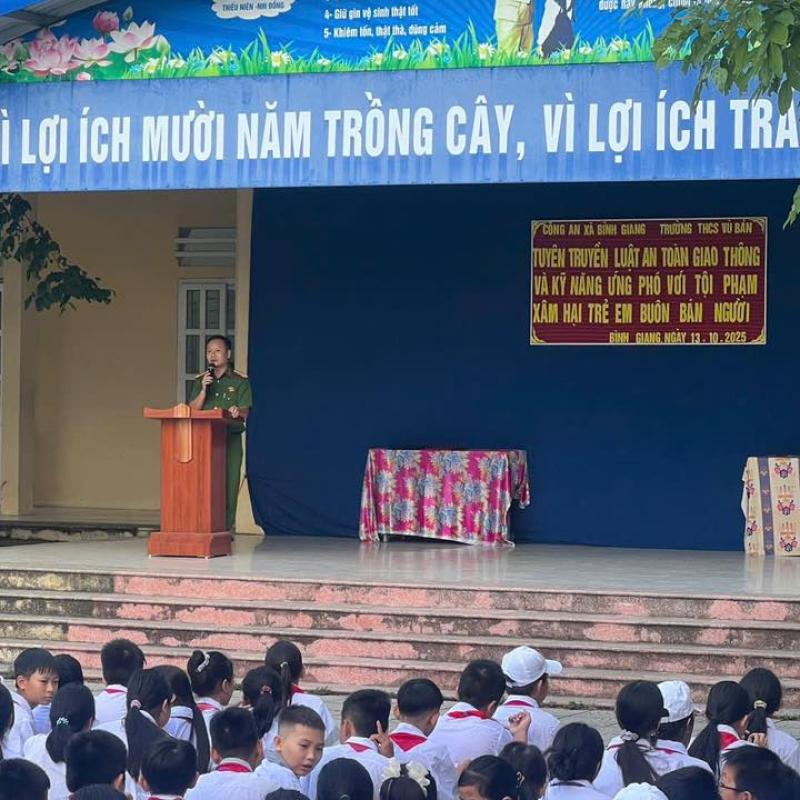 Chi đoàn Công an xã Bình Giang tổ chức tuyên truyền luật an toàn giao thông và kỹ năng ứng phó với tội phạm xâm hại trẻ em, mua bán người tại Trường THCS Vũ Bản, xã Bình Giang.