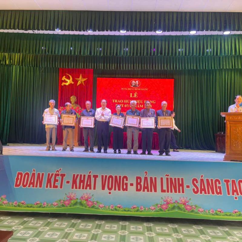 Đảng bộ xã Bình Giang tổ chức Lễ trao tặng Huy hiệu Đảng đợt 7/11 năm 2025