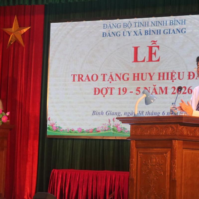 Xã Bình Giang tổ chức trang trọng Lễ trao tặng Huy hiệu Đảng đợt 19/5/2026 cho 21 đồng chí đảng viên lão thành
