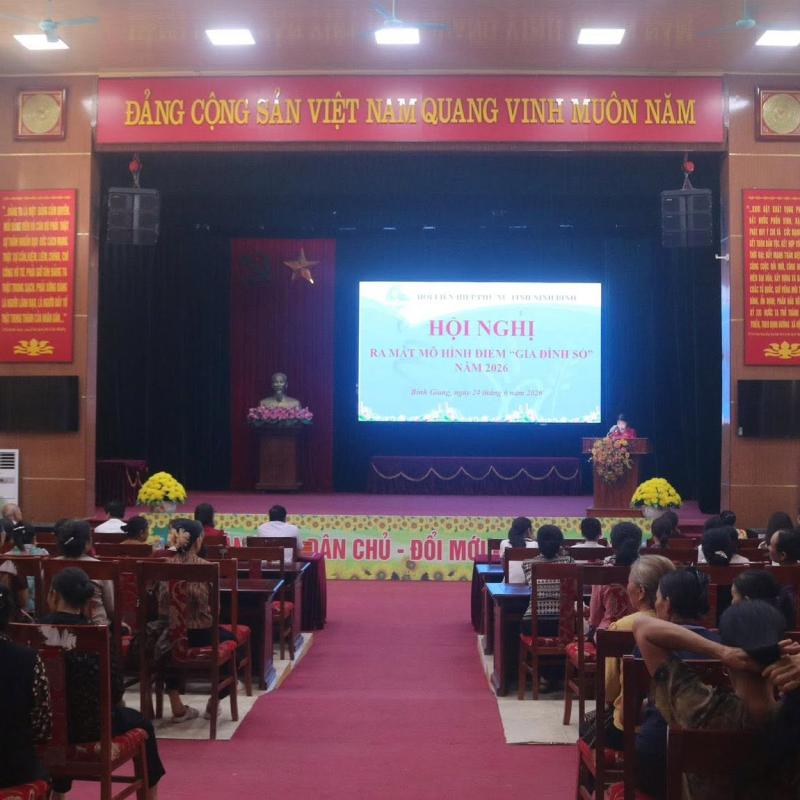 Xã Bình Giang: Ra mắt mô hình điểm “Gia đình số” – Đẩy mạnh phong trào “Bình dân học vụ số”