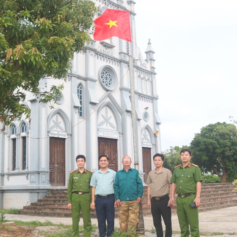XÃ BÌNH GIANG: TỔ CHỨC TUYÊN TRUYỀN PHÁP LUẬT VÀ TẶNG CỜ TỔ QUỐC TẠI CÁC CƠ SỞ TÔN GIÁO CHÀO MỪNG LỄ 30/4 VÀ 1/5