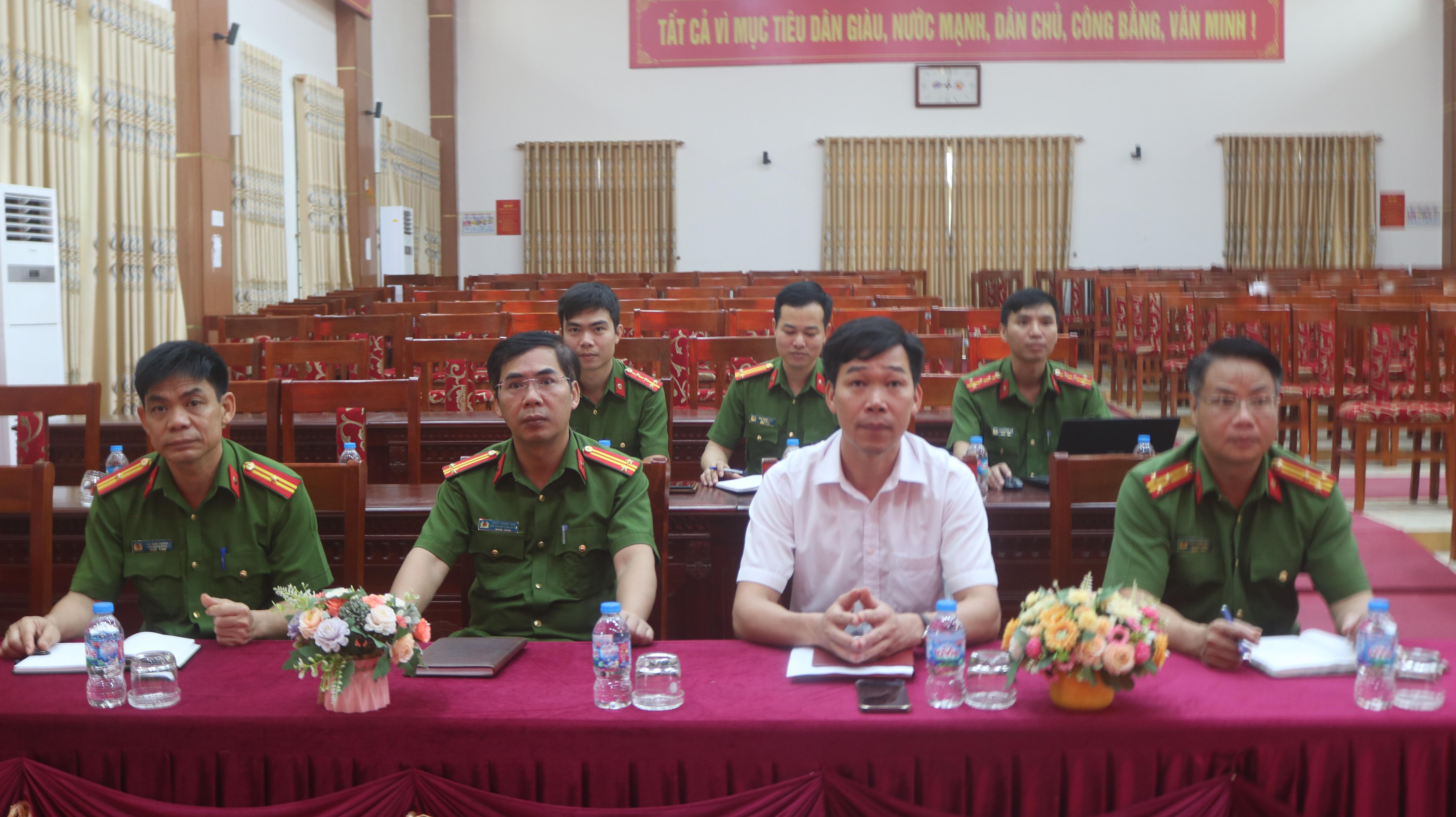 ĐOÀN CÔNG TÁC PHÒNG CẢNH SÁT PCCC VÀ CNCH CÔNG AN TỈNH LÀM VIỆC VỚI UBND XÃ BÌNH GIANG VỀ CÔNG TÁC ĐẢM BẢO AN TOÀN CHÁY NỔ