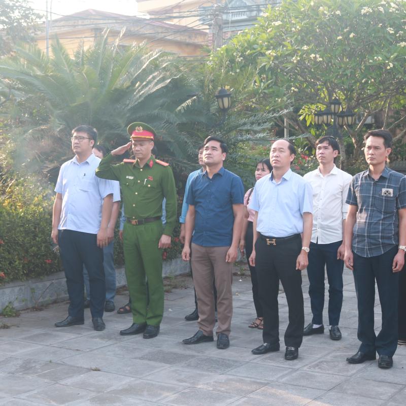 BÌNH GIANG TRANG TRỌNG LỄ VIẾNG CÁC ANH HÙNG LIỆT SỸ NHÂN KỶ NIỆM 51 NĂM NGÀY GIẢI PHÓNG MIỀN NAM (30/4) VÀ NGÀY QUỐC TẾ LAO ĐỘNG (1/5)