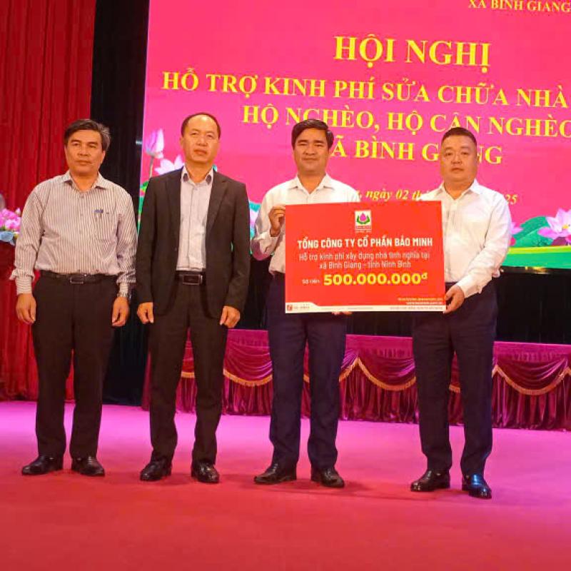 Tổng công ty cổ phần Bảo Minh trao hỗ trợ sửa chữa nhà ở cho 10 hộ thuộc hộ nghèo, cận nghèo xã Bình Giang