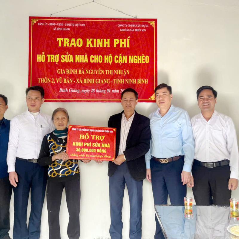 Trao kinh phí  hỗ trợ xây dựng, sửa chữa nhà cho hộ nghèo