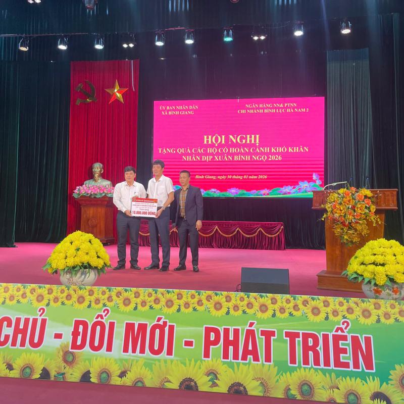 UBND xã Bình Giang phối hợp với ngân hàng nông nghiệp và phát triển nông thôn chi nhánh Bình Lục 2 tổ chức trao quà tết cho các hộ có hoàn cảnh khó khăn trên địa bàn.