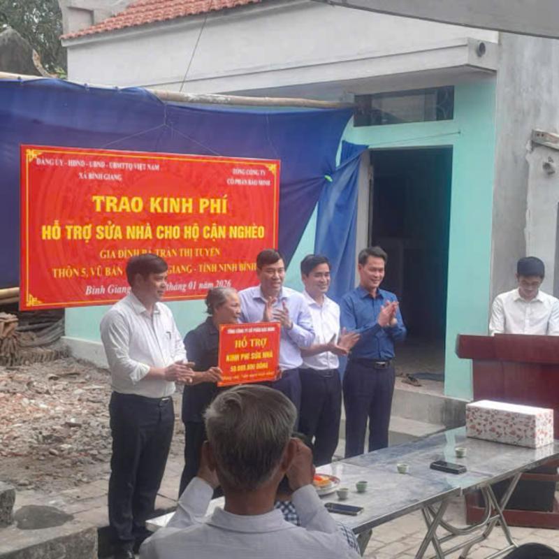 Trao tặng kinh phí hỗ trợ xây dựng nhà cho hộ nghèo trên địa bàn xã.