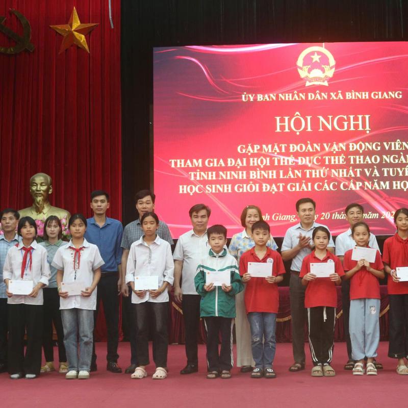 XÃ BÌNH GIANG: GẶP MẶT ĐOÀN VẬN ĐỘNG VIÊN VÀ TUYÊN DƯƠNG HỌC SINH GIỎI CÁC CẤP NĂM HỌC 2025 - 2026