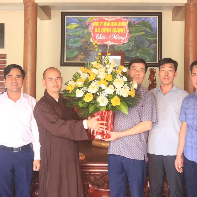 Lãnh đạo xã Bình Giang thăm, tặng quà các tăng ni nhân Đại lễ Phật đản 2026.