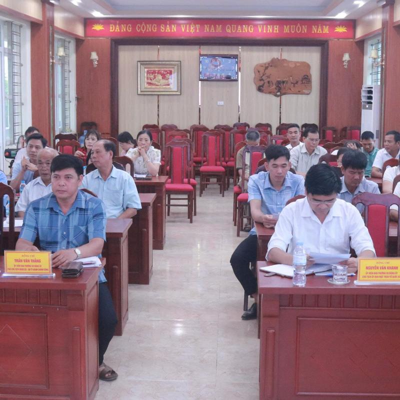 Thực hiện Quy chế phối hợp và phát huy vai trò giám sát, phản biện xã hội của Mặt trận Tổ quốc trong tham gia xây dựng Đảng, xây dựng chính quyền; chiều ngày 26 tháng 6, Ủy ban Mặt trận Tổ quốc Việt Nam xã Bình Giang đã tổ chức Hội nghị phản biện xã