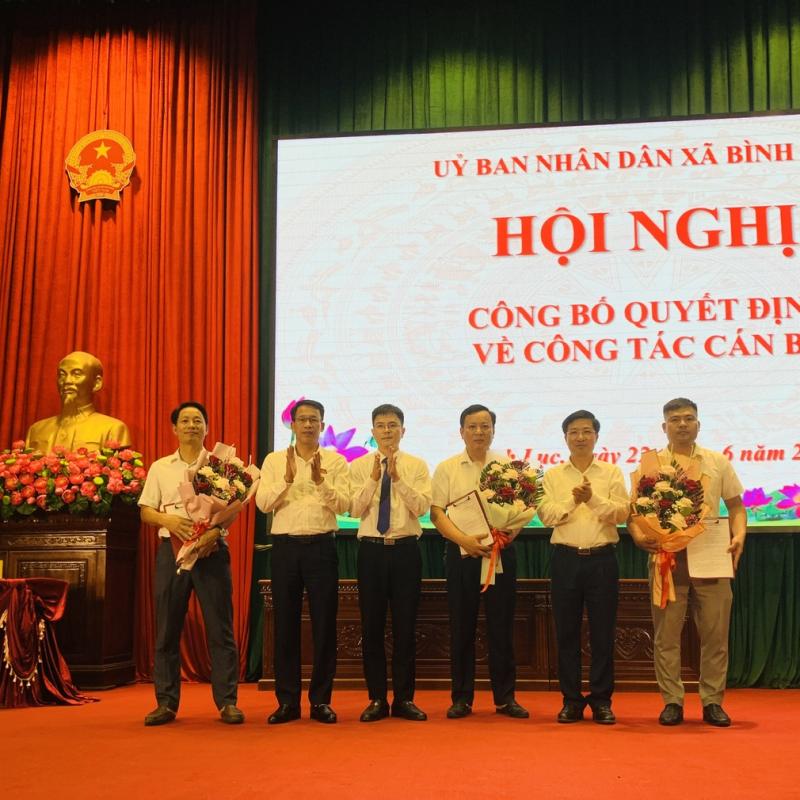 UBND xã Bình Lục công bố quyết định về công tác cán bộ