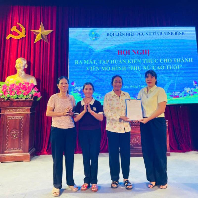 Hội LHPN xã Bình Lục ra mắt, tập huấn kiến thức cho thành viên  mô hình “Phụ nữ cao tuổi”