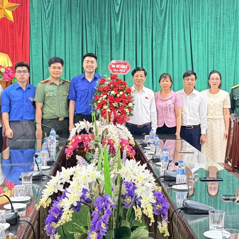 Lãnh đạo xã Bình Lục chúc mừng Đoàn TNCS Hồ Chí Minh xã nhân kỷ niệm Ngày thành lập Đoàn 26/3