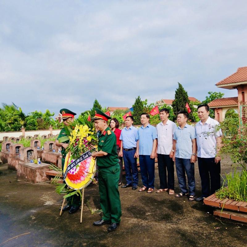 Xã Bình Lục tổ chức Lễ dâng hương, viếng nghĩa trang liệt sỹ nhân dịp kỷ niệm 51 năm ngày Giải phóng miền Nam, thống nhất đất nước và Quốc tế lao động 1/5