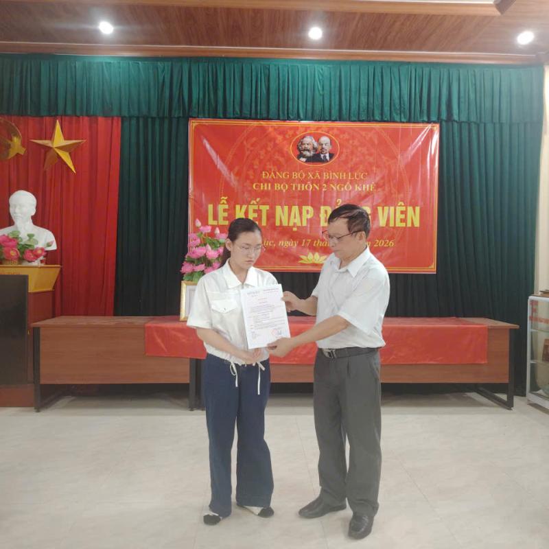 Chi bộ thôn 2 Ngô Khê kết nạp đảng viên mới