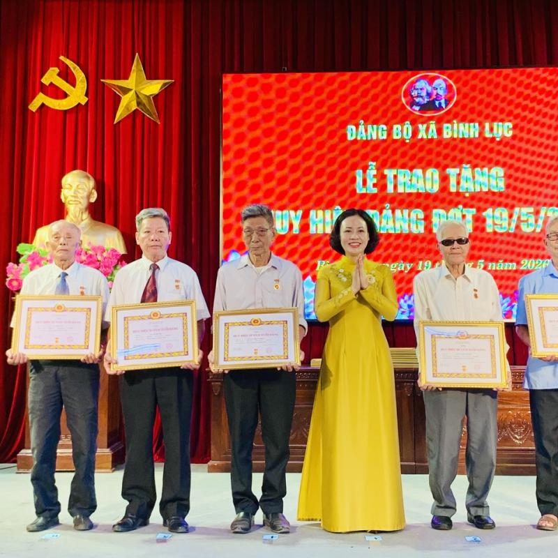 Đảng bộ xã Bình Lục trao Huy hiệu Đảng đợt 19/5/2026