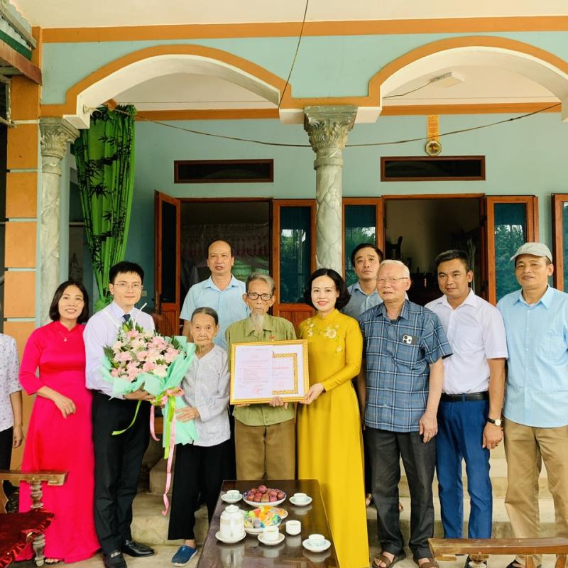 Đảng bộ xã Bình Lục trao Huy hiệu Đảng tại nhà cho đảng viên cao tuổi Đảng