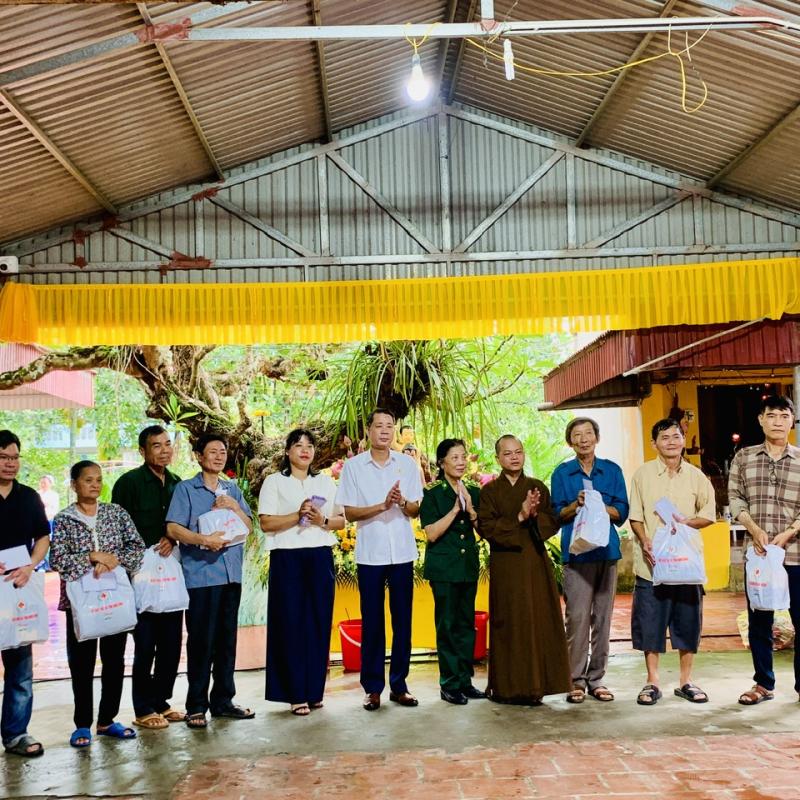 Hội Chữ thập đỏ tỉnh trao tặng xe lăn và quà cho các hộ gia đình khó khăn ở xã Bình Lục