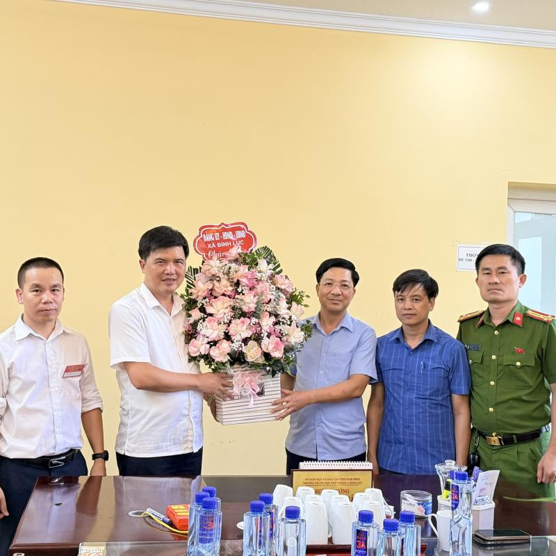 Lãnh đạo xã Bình Lục thăm, chúc mừng Hội đồng thi vào lớp 10 trường THPT C Bình Lục