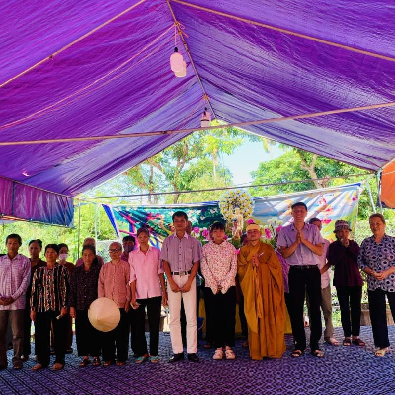 Chương trình trao quà cho hộ nghèo, hộ cận nghèo, hộ có hoàn cảnh khó khăn tại chùa Hoa Lâm, xã Bình Lục