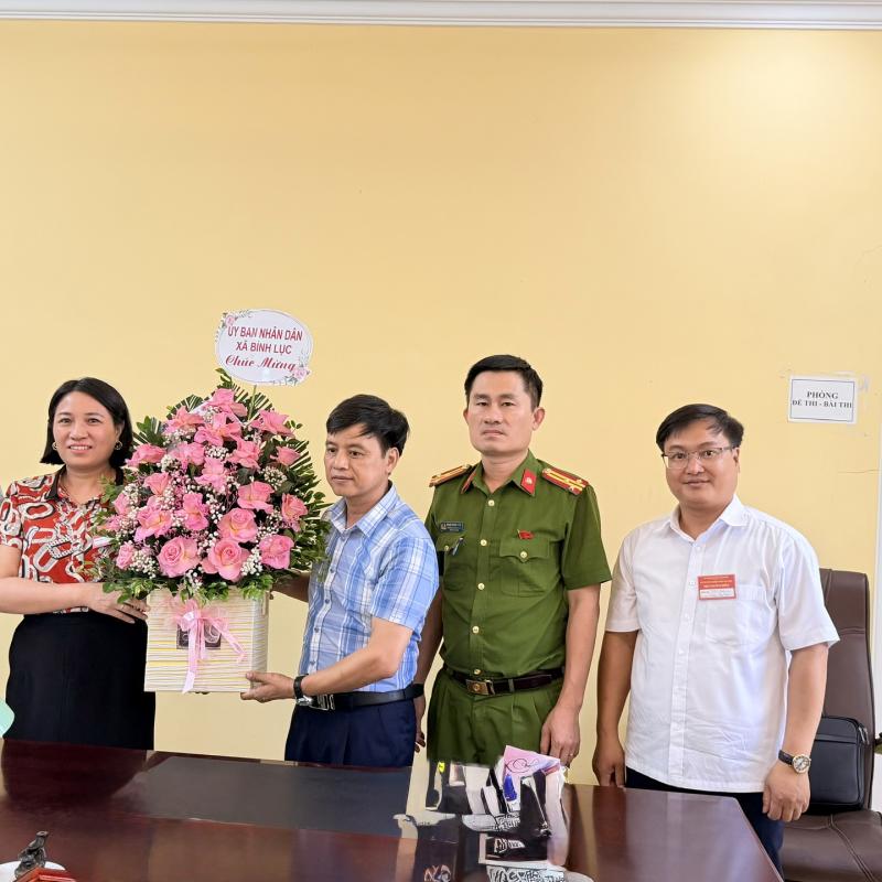 ĐOÀN LÃNH ĐẠO UBND XÃ THĂM VÀ TẶNG HOA CHÚC MỪNG HỘI ĐỒNG THI TỐT NGHIỆP THPT NĂM 2026 TẠI TRƯỜNG THPT C BÌNH LỤC