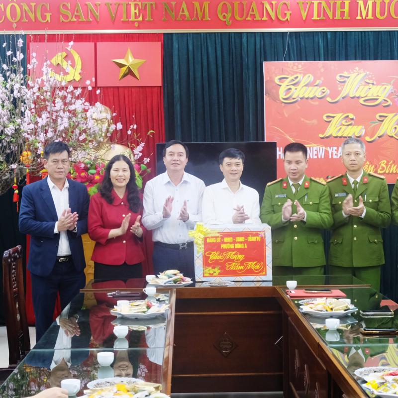 Phường Đông A thăm và chúc tết các đơn vị làm nhiệm vụ đêm giao thừa Tết Nguyên đán Bính Ngọ 2026