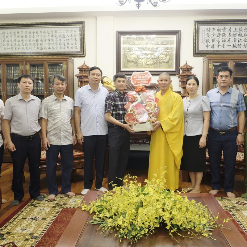 Thường trực Đảng ủy phường Đông A thăm, tặng quà các cơ sở Phật giáo nhân Đại lễ Phật đản Phật lịch 2570 – Dương lịch 2026