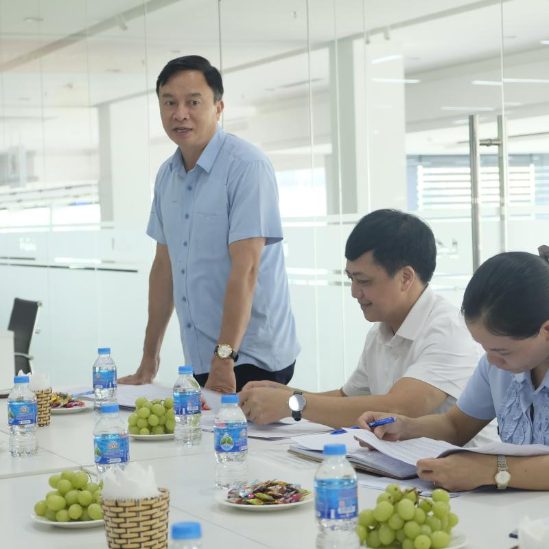 Đồng chí Phó Bí thư Thường trực Đảng ủy phường Đông A thăm, làm việc tại Công ty Cổ phần Vải Sợi May Mặc Nam Hà