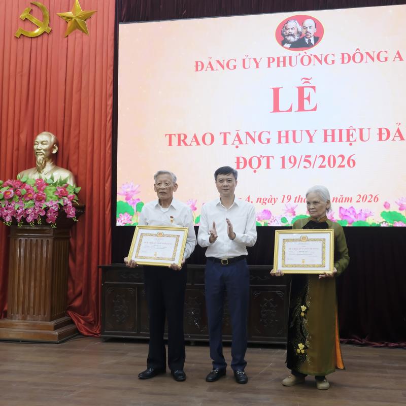 Phường Đông A tổ chức Lễ trao tặng Huy hiệu Đảng đợt 19/5/2026 cho các đảng viên